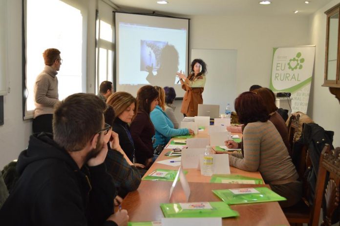 Eu Rural arranca o ano cun curso de escaparatismo e paquetería comercial en Tomiño