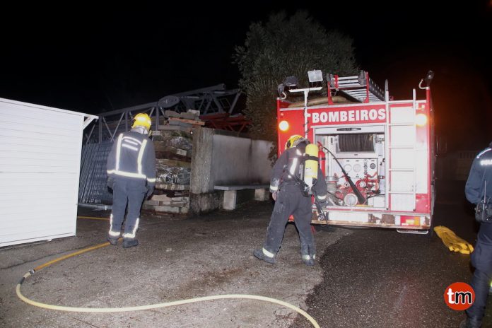 incendio_industrial_figueiro Un incendio industrial en Figueiró moviliza a todos los servicios de emergencia