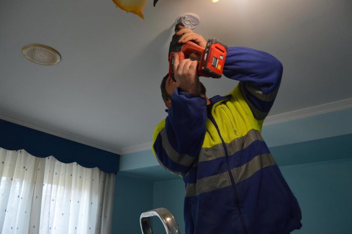 Tomiño instala detectores de fume domésticos en domicilios de persoas maiores e dependentes