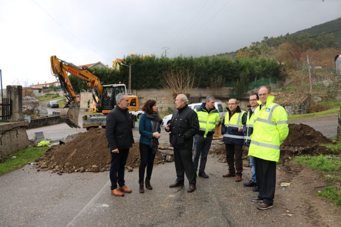 Se inician las obras de ejecución de una senda que unirá el Concello con la escuela infantil de Oia