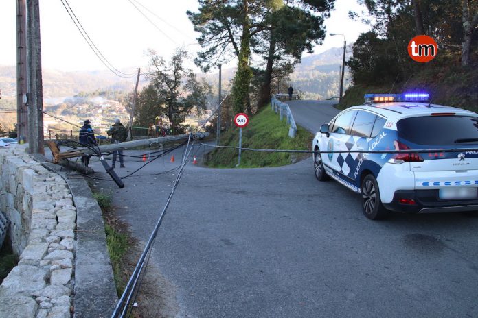 La caída de un poste telefónico obliga a cortar casi tres horas una carreta en Nigrán