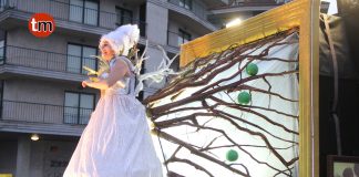 Baiona adelantará el desfile de comparsas de Carnaval para el próximo domingo 24 de febrero para que no coincida con la Festa da Arribada, que se celebrará el primer fin de semana de marzo. Así lo anunció a Telemariñas María Iglesias, concejala de Cultura, quien indicó que este adelanto en la fecha está consensuado con ACEBA. Así, el desfile de comparsas, que en breve se sacarán las bases para presentar las solicitudes, y el entierro de la sardina, se celebrará el domingo 24 de febrero. El fin de semana siguiente será la Festa da Arribada y el martes y miércoles de Carnaval, habrá actividades infantiles en el pabellón municipal. La programación completa de Carnaval se anunciará próximamente. “Creo que salimos ganando todos, hostelería, que va a tener dos fines de semana fuertes, y los niños, porque en la semana de vacaciones tendrán dos días en el pabellón con actividades”, señaló Iglesias