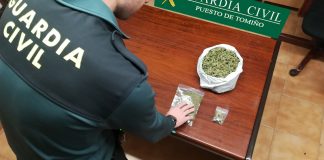 Sorprende a un vecino de Tomiño con una bolsa con marihuana