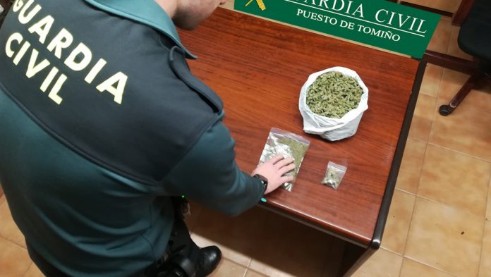 Sorprende a un vecino de Tomiño con una bolsa con marihuana