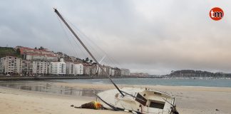 El temporal costero deja un velero encallado en una playa de Baiona