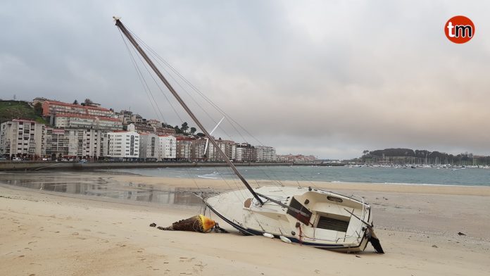 El temporal costero deja un velero encallado en una playa de Baiona