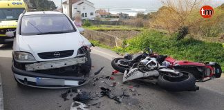 Tres heridos, entre ellos un menor, en la colisión entre una moto y un coche en Viladesuso