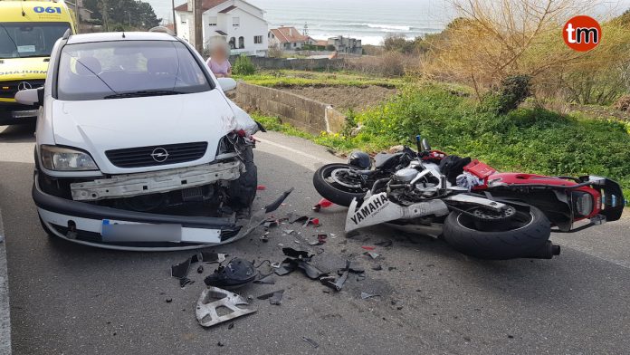 Tres heridos, entre ellos un menor, en la colisión entre una moto y un coche en Viladesuso