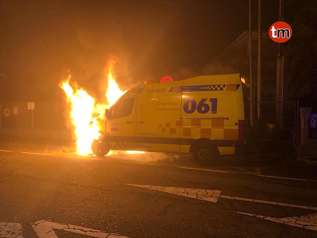 Queman una ambulancia de forma intencionada en Tui