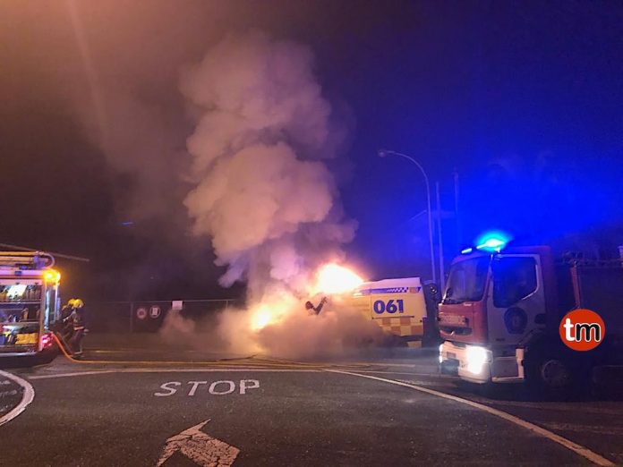 Queman una ambulancia de forma intencionada en Tui