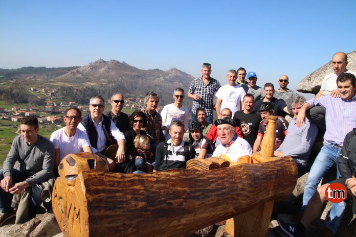 Ñito y Diego contempla la belleza de O Val Miñor desde su banco en Chandebrito