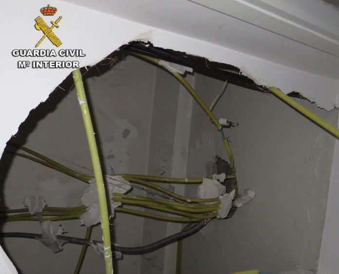 butron_fruteria_aguarda Detienen a un vecino de A Guarda infraganti cuando realizaba un butrón para entrar en una frutería
