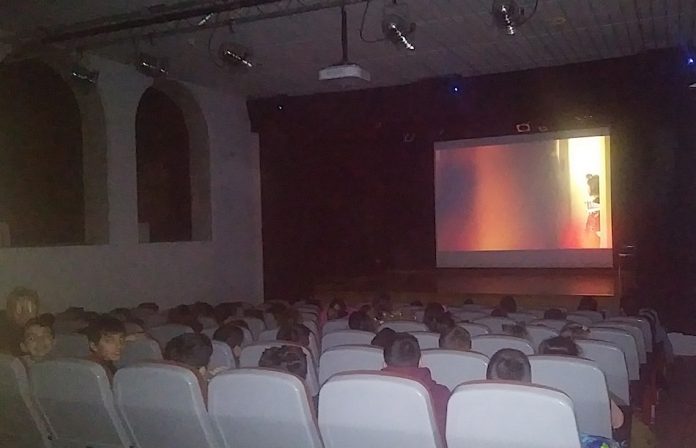 Alumnado de primaria da Guarda participa en “Cinema nos Coles”