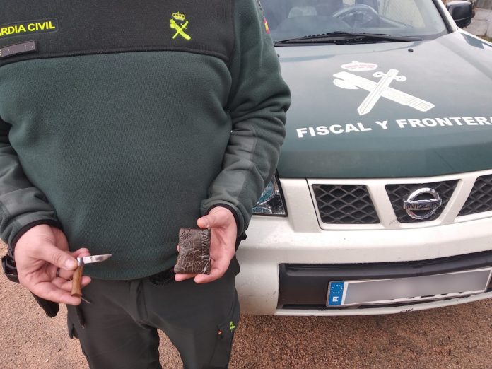 La Guardia Civil intercepta a un joven de Gondomar con 39 gramos de hachís y una navaja