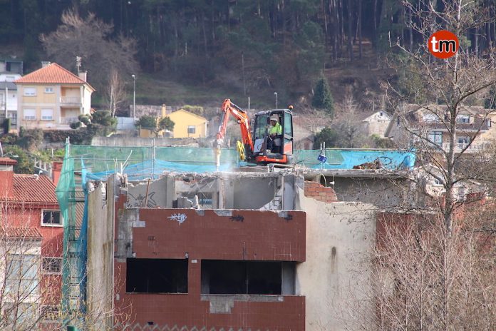 La maquinaria ya trabaja en el derribo del edificio en ruinas de Gondomar