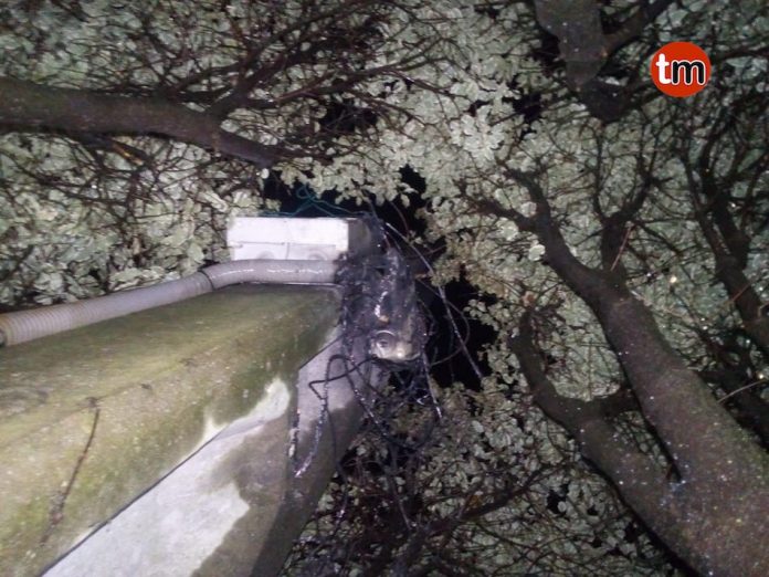 El incendio en un poste eléctrico en el torreiro de Vilaza deja sin luz a numerosos vecinos