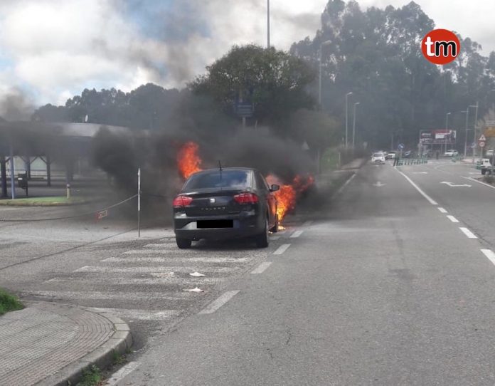 Arde un coche en la entrada del polígono de Areas en Tui