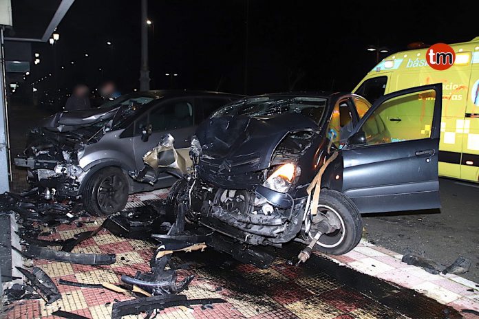 Herido tras empotrarse un coche contra dos vehículos estacionados en Baiona