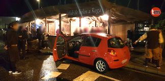 Dos personas heridas al empotrarse un coche con un puesto de la Arribada