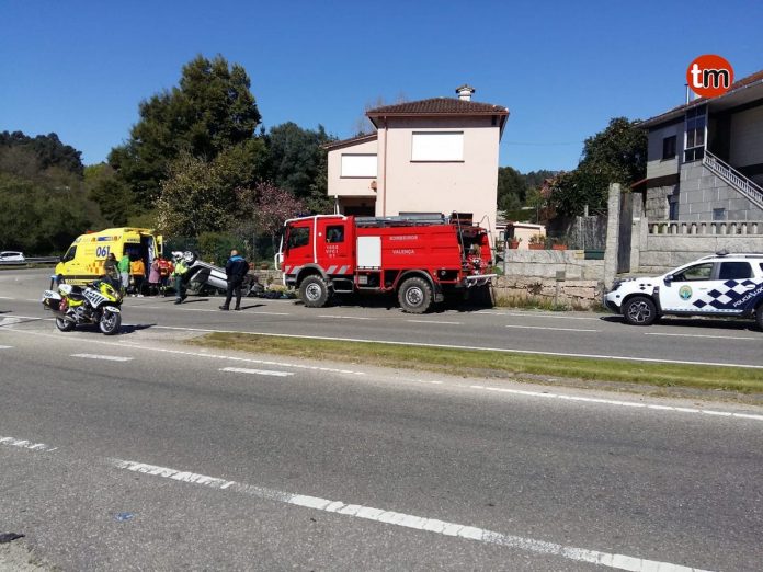 coche_volcado_tui Excarcelan a un conductor tras volcar con su coche en Tui