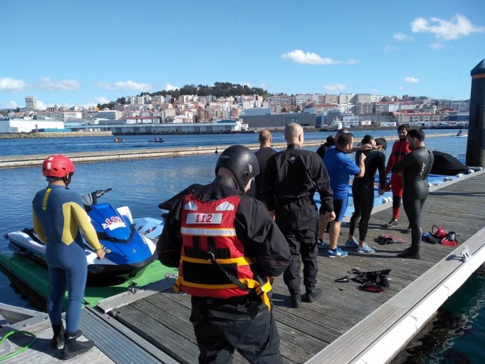 La Xunta forma al personal del GES de O Val Miñor en el manejo de la moto acuática de rescate