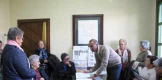 Entregan 1.600 firmas para reclamar un local para la tercera edad en Nigrán