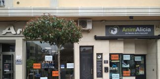 O comercio de Tomiño únese e reivindícase con letreiros de “Se vende”