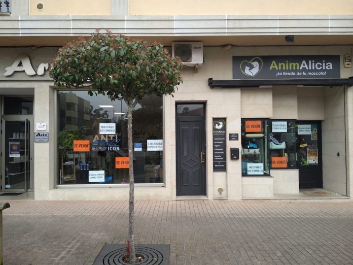 O comercio de Tomiño únese e reivindícase con letreiros de “Se vende”