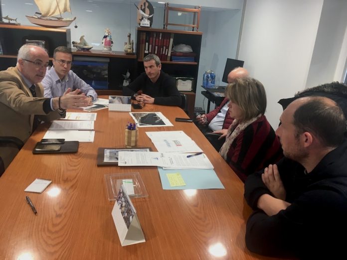 El presidente de Portos de Galicia mantiene una reunión de trabajo con la cofradía de A Guarda