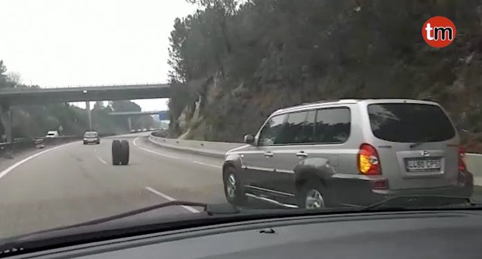 Dos ruedas se pasean por la autovía Vigo-Tui