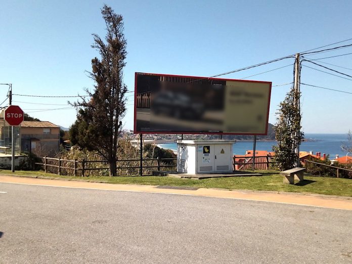 Solicitan a retirada dun valo publicitario ilegal instalado en terreos municipais de Nigrán