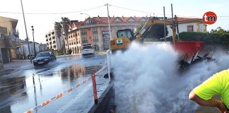 La rotura de una tubería provoca un “géiser” en Baiona