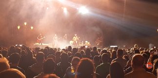Heredeiros da Crus en el concierto que ofrecieron en Baiona