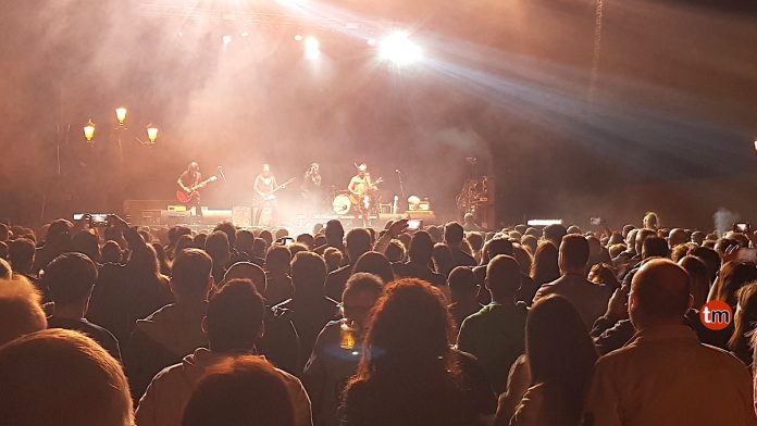 Heredeiros da Crus en el concierto que ofrecieron en Baiona