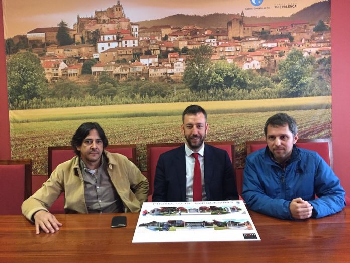Tui presenta dos nuevos modelos de marquesinas para el centro urbano y las parroquias
