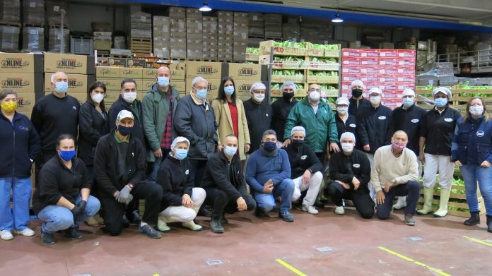 entrega frutas nieves con representantes Banco de Alimentos, Esclavas de Cristo y Comedor de la Esperanza