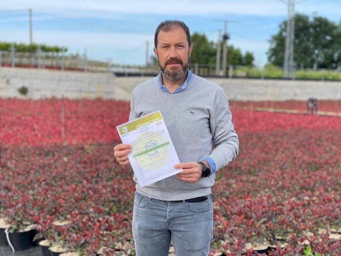 El gerente de Río Tollo, José Collazo, con el certificado GLOBALGAP