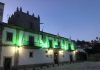 El Concello de Baiona se ilumina de verde para visibilizar las enfermedades mitocondriales