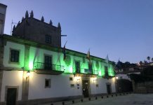 La fachada del Concello de Baiona se ilumina por el Día Mundial de la Fibrosis Quística