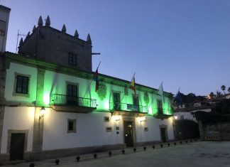 El Concello de Baiona se ilumina de verde para visibilizar las enfermedades mitocondriales