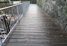 C21 solicita la intervención inmediata en una pasarela de madera por el peligro a patinar