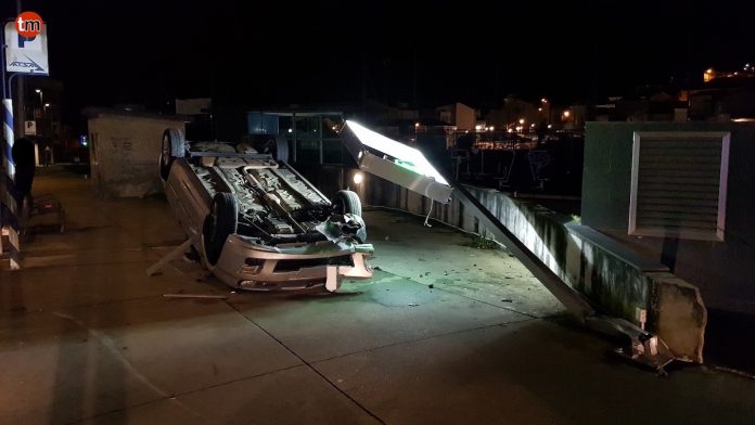 coche_volcado_cebntro_baiona_parking