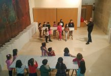 Un centenar de niños participan en los talleres de Navidad de la biblioteca de Tui