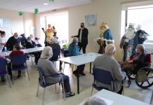 Los usuarios de la Residencia Monte Santa Tegra reciben la visita de los Reyes Magos