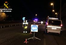 Tráfico halla a un conductor de Gondomar durmiendo la “mona” en pleno centro de la carretera
