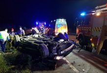 Los Bomberos excarcelan a un conductor tras una salida de vía con vuelco en Tomiño