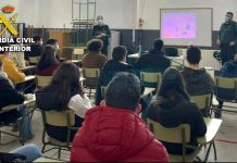 La Guardia Civil imparte charlas a alumnos de Tui sobre el acoso escolar y los riesgos de internet