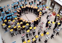 El IES Auga da Laxe se concentra contra la guerra en Ucrania
