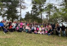 Más de 100 personas participan en la plantación de un centenar de árboles autóctonos en el Monte Aloia
