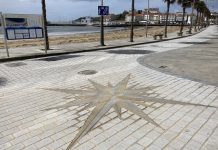 Una “Rosa de los Vientos” en piedra incrustada en el paseo homenajea a la cultura marinera de Panxón